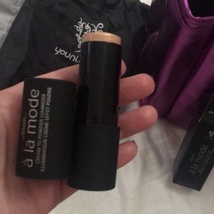 Younique cream to powder luminizer